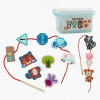 Дерев’яна шнурівка С 74433 (24) фігурки з транспортом, дорожніми знаками, тваринами, фруктами й овочами, намистини, шнурки з дерев’ян. краєм, в боксі